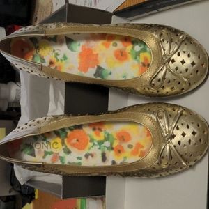 Vionic Flats Gold color size 8 NWT